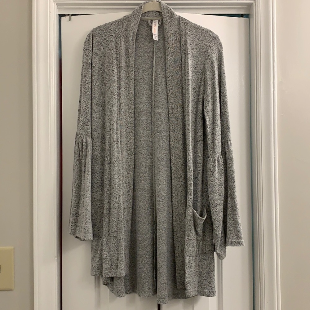 Gillian & O’Malley grey long bell sleeve cardigan